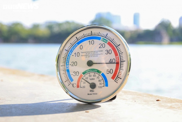 Tại Hà Nội, nhiệt độ ngoài trời trong nhiều thời điểm vượt ngưỡng 40°C, khiến nhiều tuyến phố trung tâm trở nên vắng vẻ.