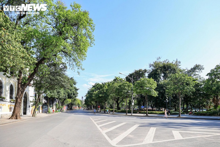 Các tuyến phố quanh hồ như Hàng Bài, Đinh Tiên Hoàng, Tràng Tiền thưa vắng người trong ngày nắng nóng gay gắt.