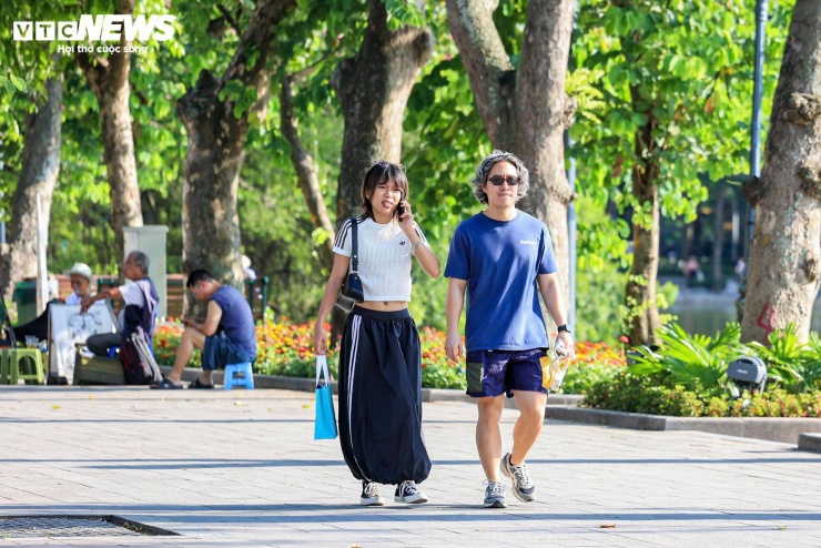 Hà Nội nắng 'đổ lửa' hơn 40°C, phố đi bộ Hồ Gươm vắng vẻ khác lạ ngày cuối tuần - 6