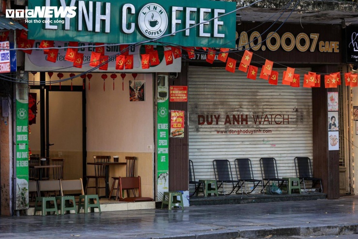 Không chỉ các tuyến phố đi bộ vắng người, nhiều quán cà phê quanh khu vực này cũng trong tình trạng thưa khách. Một số khu vực bàn ghế ngoài trời bỏ trống dù đang là khung giờ cuối tuần.