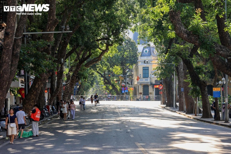 Trong khi đó, tại khu vực Hàng Khay ven Hồ Gươm, chỉ những vị trí có bóng cây mới có người ngồi nghỉ chân tránh nắng.