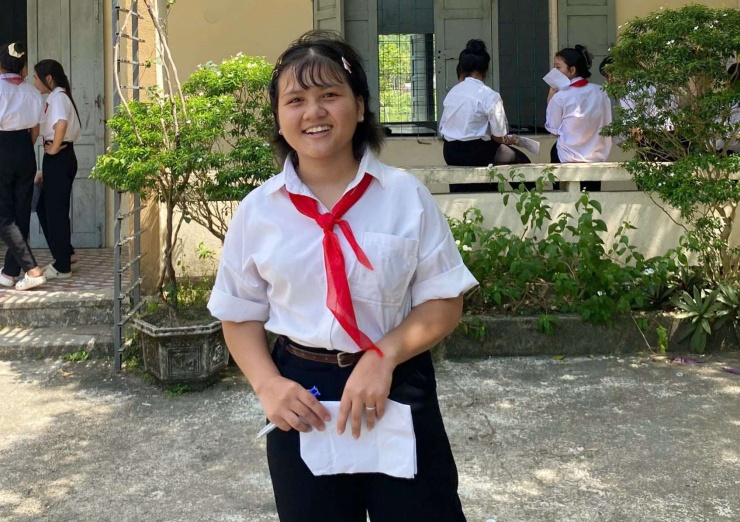 Em Nguyễn Thị Hồng Ngân tại điểm thi vào sáng 23/5. Ảnh: B.X