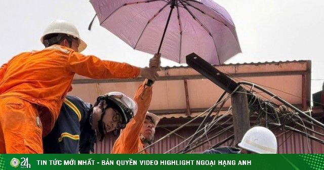 Hà Nội: Giải cứu người đàn ông nghi tai biến, mắc kẹt trên mái nhà ở đường Phùng Hưng