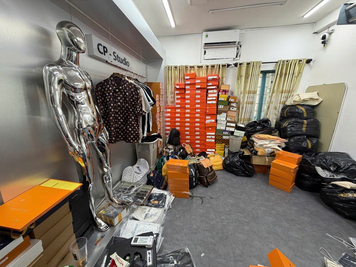 Công an TPHCM bắt chủ cửa hàng Chí Phát LUXURY - 2
