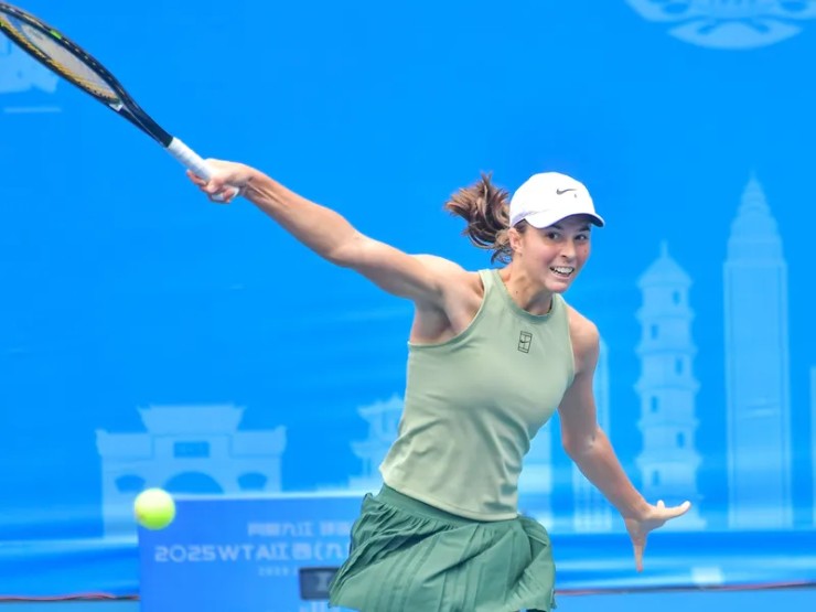  Đương kim vô địch giải trẻ Roland Garros sở hữu mái tóc vàng và gương mặt chuẩn dòng máu Trung Âu. Vừa xuất sắc vượt qua vòng loại để có màn ra mắt Grand Slam chuyên nghiệp, cô gái 18 tuổi đã sẵn sàng tạo nên cú sốc lớn trước hạt giống số 32 Wang Xinyu ở trận ra quân (16h, 24/5). 