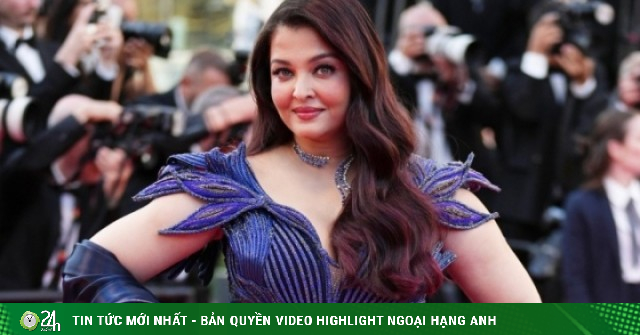 'Hoa hậu đẹp nhất thế giới' diện đầm xẻ ngực ở Cannes