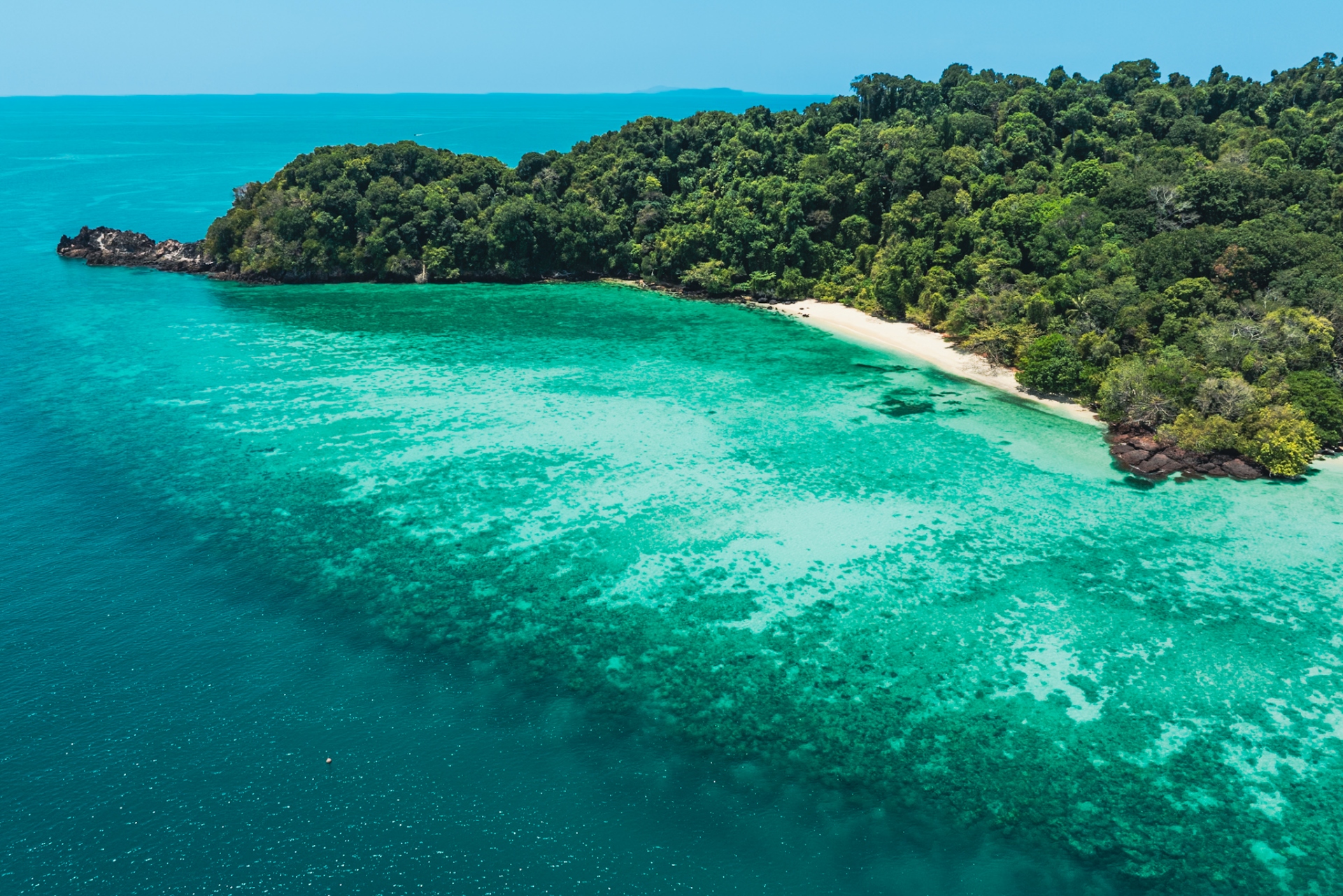 Koh Kradan từng được World Beach Guide xếp ở vị trí đầu tiên trong danh sách “Top 100 bãi biển đẹp nhất hành tinh”.