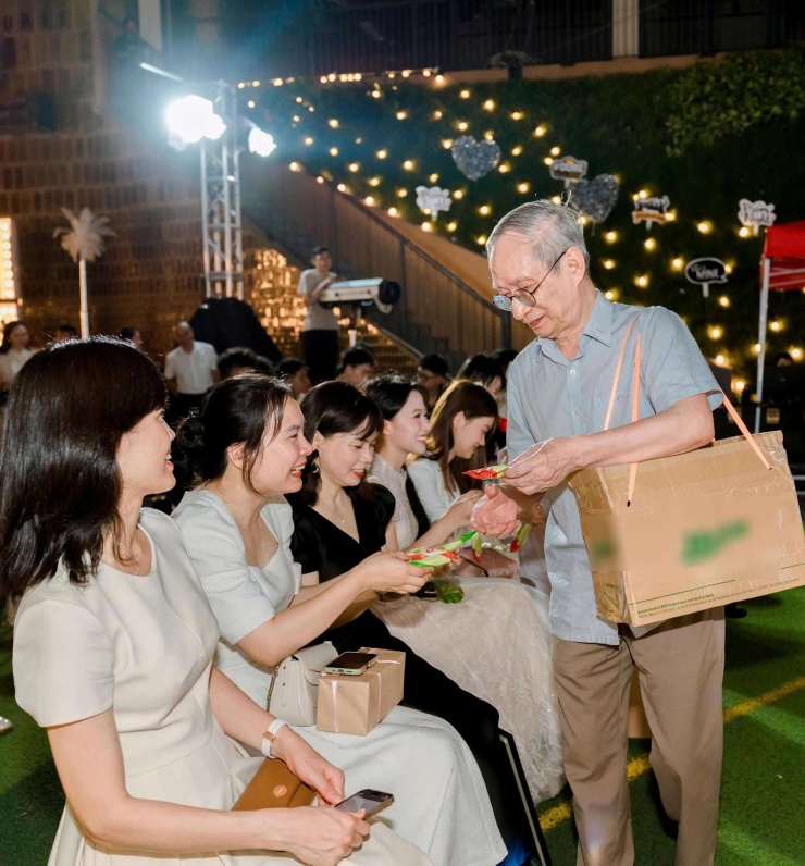 Thầy Khang trực tiếp tặng kem cho phụ huynh và học sinh. 