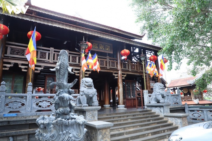 Điểm đặc biệt của chùa nằm ở sự kết hợp hài hòa giữa kiến trúc nhà rường Huế và nét đặc trưng của nhà sàn Tây Nguyên. Công trình sử dụng tông màu nâu vàng chủ đạo, mái ngói cong cổ kính cùng hệ thống cột gỗ lim đồ sộ tạo nên vẻ uy nghiêm, trầm mặc.