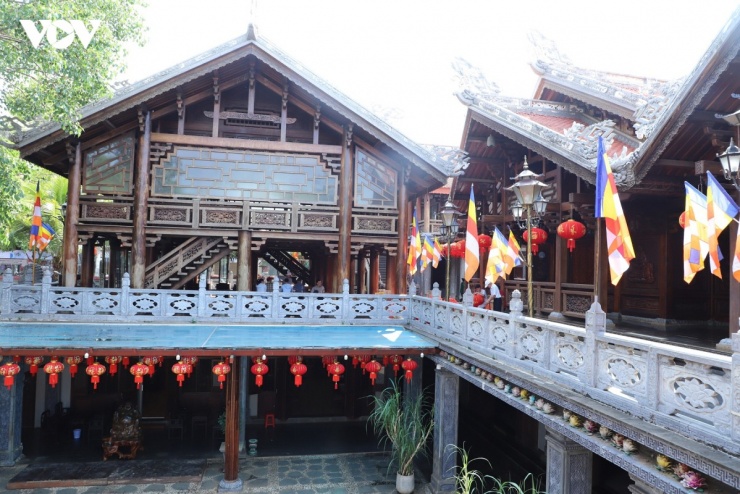 Không gian thanh tịnh bên trong chùa Sắc Tứ Khải Đoan thu hút đông đảo Phật tử và du khách thập phương.