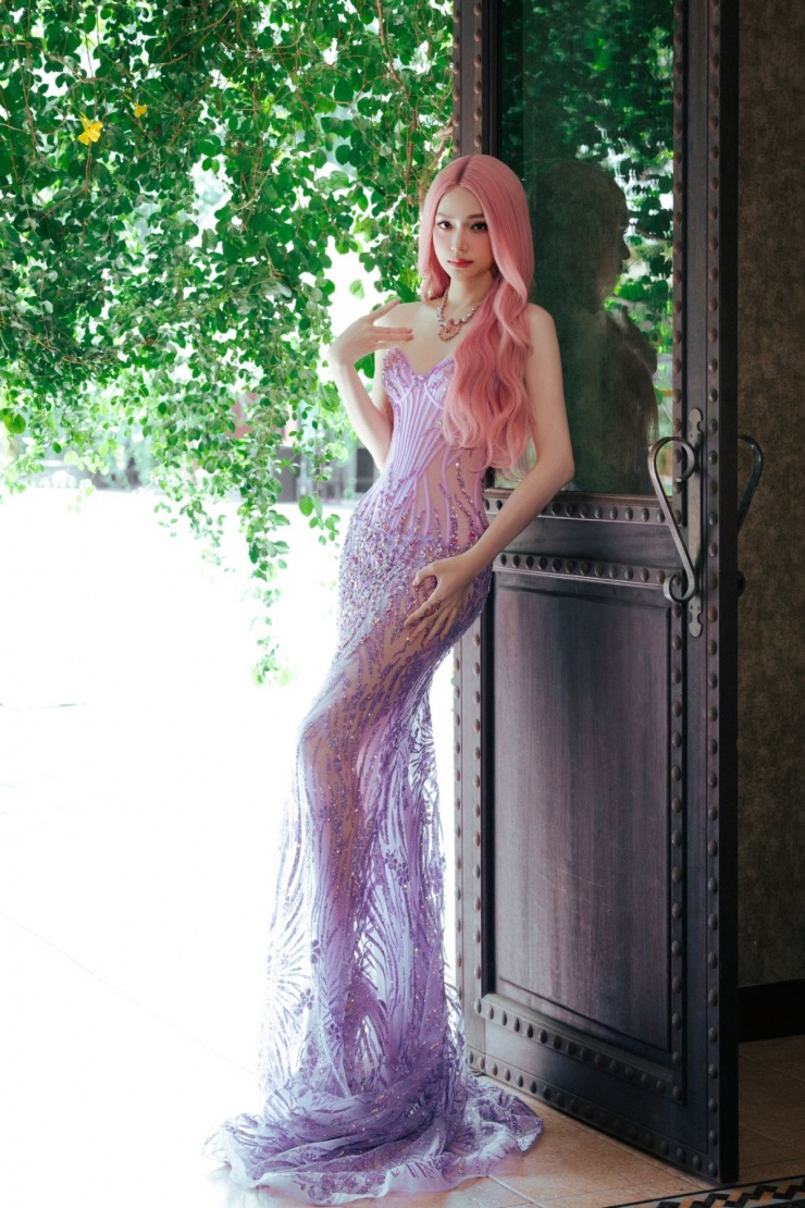 Hương Giang chăm đi giày 20 cm ở Miss Grand dù chân sưng phù - 3