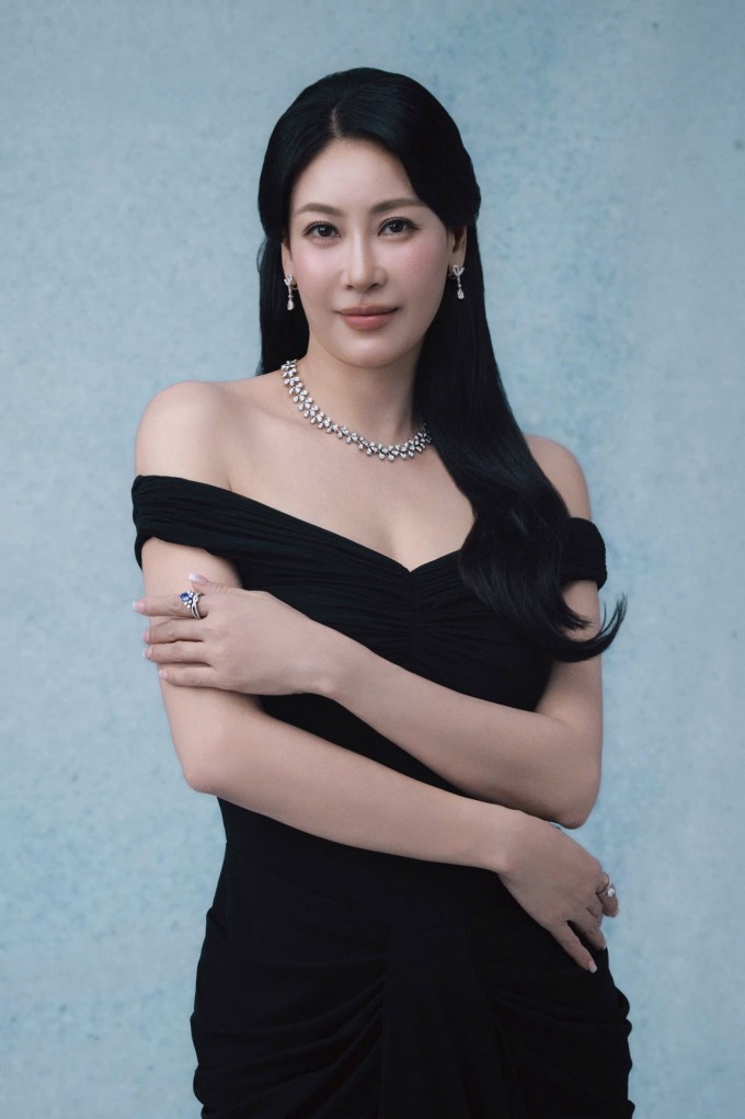 Ảnh sao 24/5: Lisa nhà Hồ Ngọc Hà được khen ra dáng người mẫu nhí - 6
