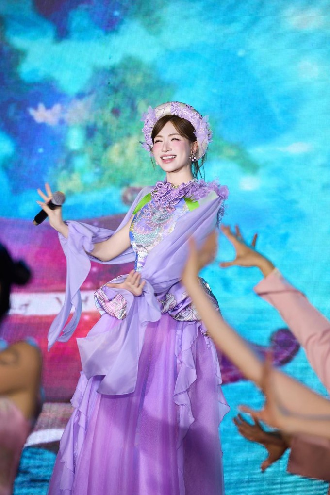 Ảnh sao 24/5: Lisa nhà Hồ Ngọc Hà được khen ra dáng người mẫu nhí - 4