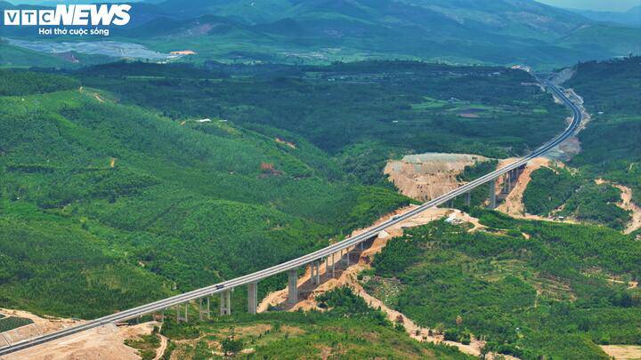 Với tổng chiều dài tuyến khoảng 61,7 km (trong đó đoạn qua tỉnh Gia Lai khoảng 42,1km và đoạn qua tỉnh Đắk Lắk khoảng 19,6km), dự án có tổng mức đầu tư hơn 14.802 tỷ đồng. Đây không chỉ là công trình giao thông trọng điểm giúp rút ngắn thời gian đi lại mà còn là kết quả vượt qua thách thức của thiên nhiên.
