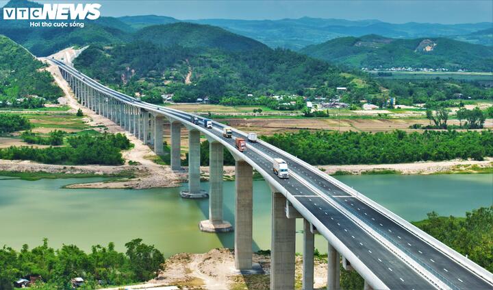Đầu tiên là công trình cầu Kỳ Lộ, một trong những cây cầu có quy mô lớn và vị trí thi công thách thức nhất của dự án.