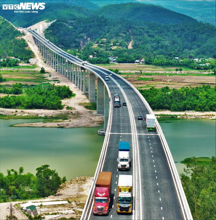 Băng qua thung lũng và dòng sông rộng, cầu Kỳ Lộ uốn lượn mềm mại, trông như vươn mình trên không với những trụ cầu cao hàng chục mét giữ cho mạch máu giao thông luôn thông suốt.