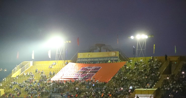 Công Vinh dự khán, bất ngờ sự cố mất điện ở "chung kết ngược" V-League - 3