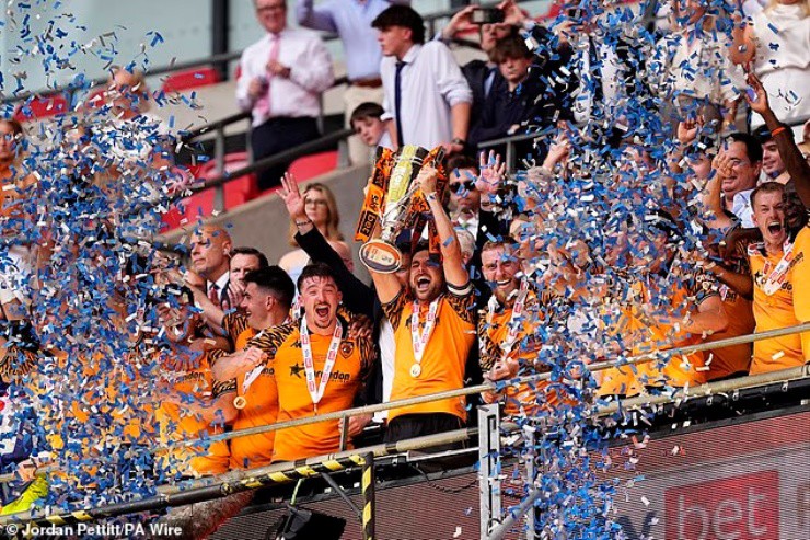 Hull ăn mừng chiến tích thăng hạng, cùng với Convetry City và Ipswich Town trở thành 3 "tân binh" Ngoại hạng Anh 2026/27