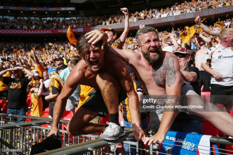 Bầu không khí cuồng nhiệt trên sân Wembley