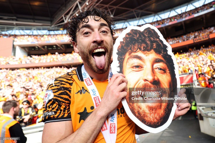 Tiền vệ Matt Crooks, cầu thủ trưởng thành từ lò đào tạo trẻ MU ăn mừng với chiếc mặt nạ in hình chính mình