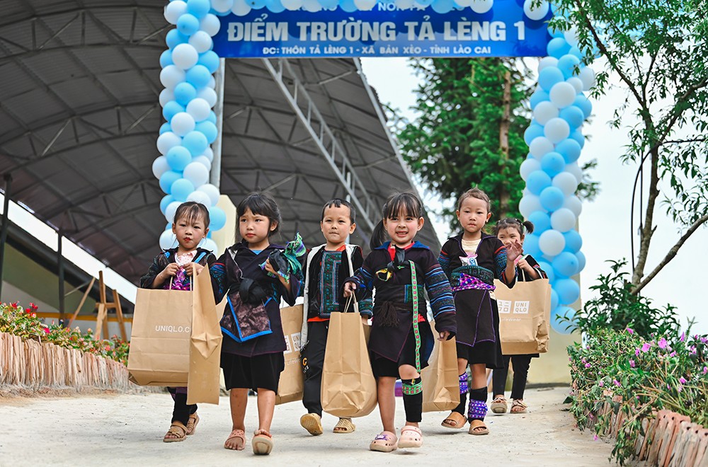 Niềm vui của các em nhỏ tại điểm trường Tả Lèng 1 trong ngày khánh thành điểm trường