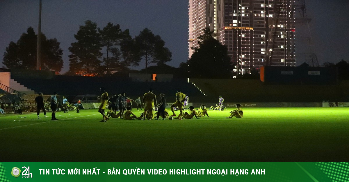 Công Vinh dự khán, bất ngờ sự cố mất điện ở "chung kết ngược" V-League