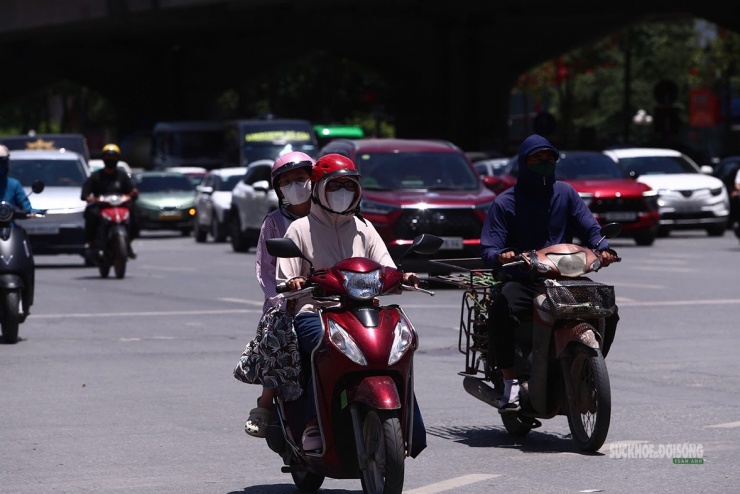 Người lao động nhọc nhằn mưu sinh dưới nắng như đổ lửa - 7
