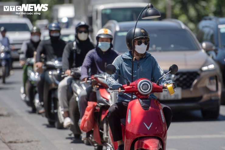 Từ sáng sớm, nhiều tuyến phố đã hầm hập hơi nóng, người dân ra đường phải che kín cơ thể. Càng về trưa, nền nhiệt tăng nhanh khiến không khí trở nên oi bức, ngột ngạt. Độ ẩm giảm xuống khoảng 45-50% làm cảm giác khô nóng rõ rệt hơn.