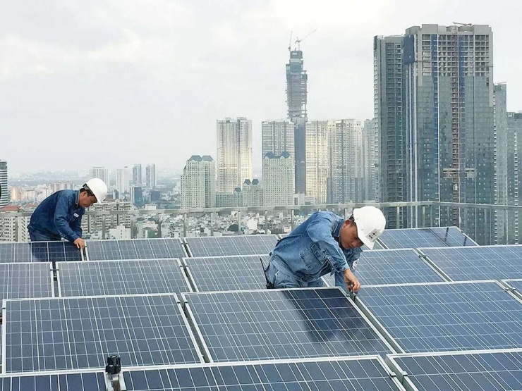 Nhà máy hưởng lợi, quán ăn và trạm sạc xe điện chịu áp lực - 2