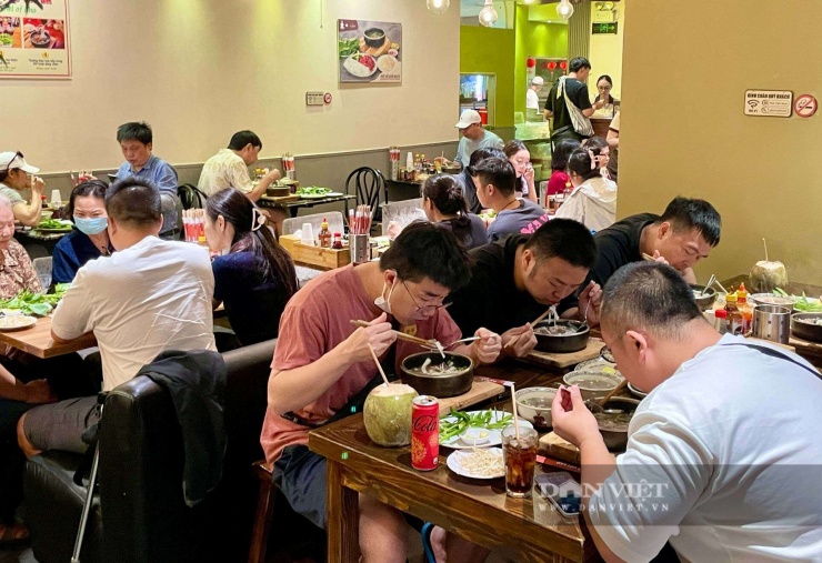 Nhà máy hưởng lợi, quán ăn và trạm sạc xe điện chịu áp lực - 3