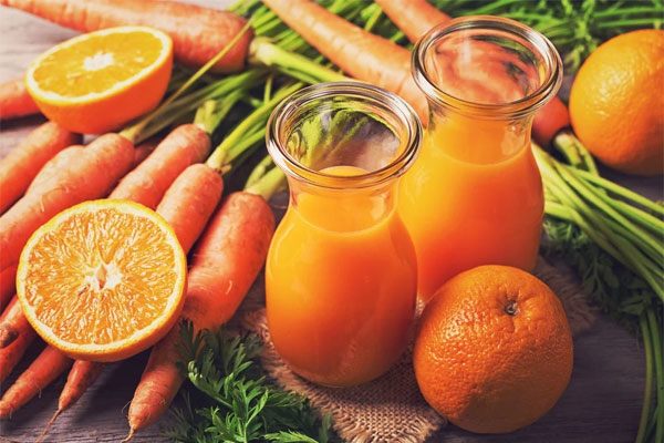 Nước ép từ cà rốt và cam không chỉ có màu sắc hấp dẫn mà còn là nguồn cung cấp vitamin C và beta-carotene tuyệt vời.