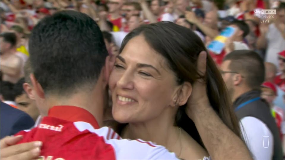 Arteta hạnh phúc ôm hôn vợ 