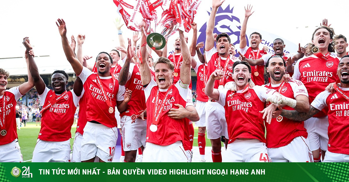 Arsenal nâng cao chiếc cúp Ngoại hạng Anh, lập kỷ lục "vô tiền khoáng hậu"
