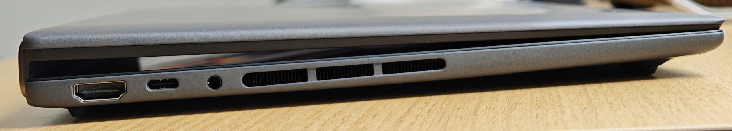 Cạnh trái gồm cổng nguồn, cổng USB Type-C và HDMI.