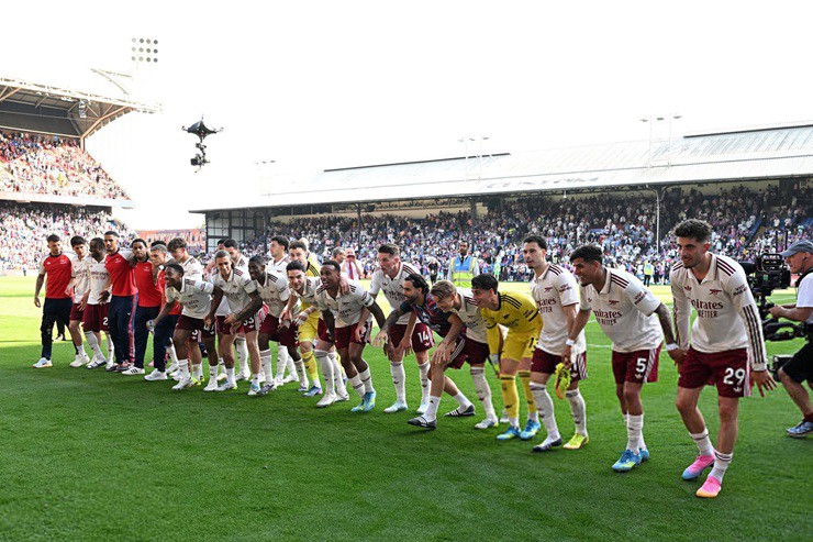 Các cầu thủ Arsenal nắm tay nhau thực hiện màn ăn mừng sau trận thắng Crystal Palace