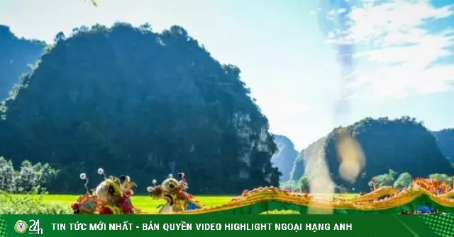 Hàng nghìn người 'đội nắng' rước sản vật của 34 tỉnh, thành