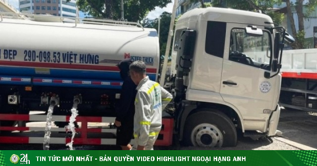 Xe phun nước rửa đường sụt hố trên phố Hà Nội