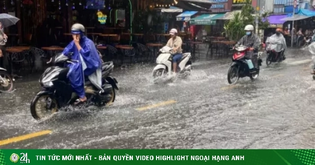 Mưa 'vàng' giải nhiệt gây ngập trên phố đi bộ ở trung tâm TPHCM