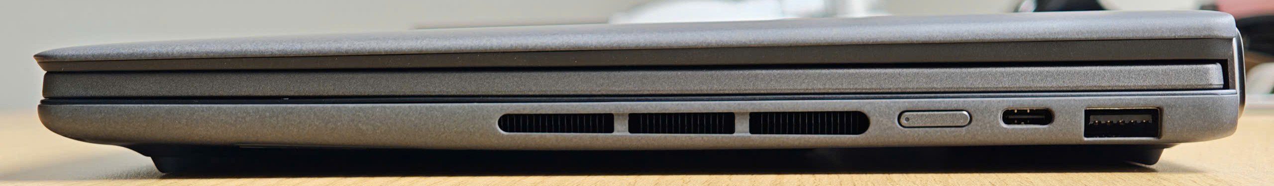 Cạnh phải là nút nguồn, cổng USB Type-C và USB Type-A.