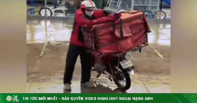 Bố chở con đến trường bằng thùng giao hàng giữa trời mưa hút hơn 5 triệu lượt xem
