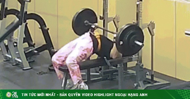 Khoảnh khắc thanh niên thoát chết dưới thanh tạ 145 kg