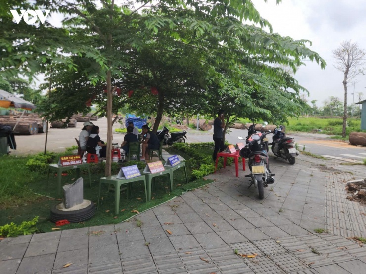 Khu vực xuất hiện biển quảng cáo mua bán, ký gửi đất tại khu tái định cư Thư Lâm.