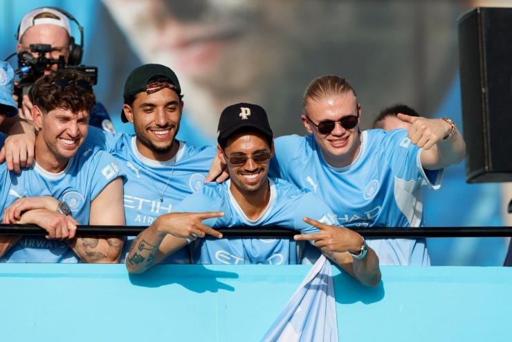 Pep Guardiola cực phấn khích trong lễ diễu hành của Man City - 4