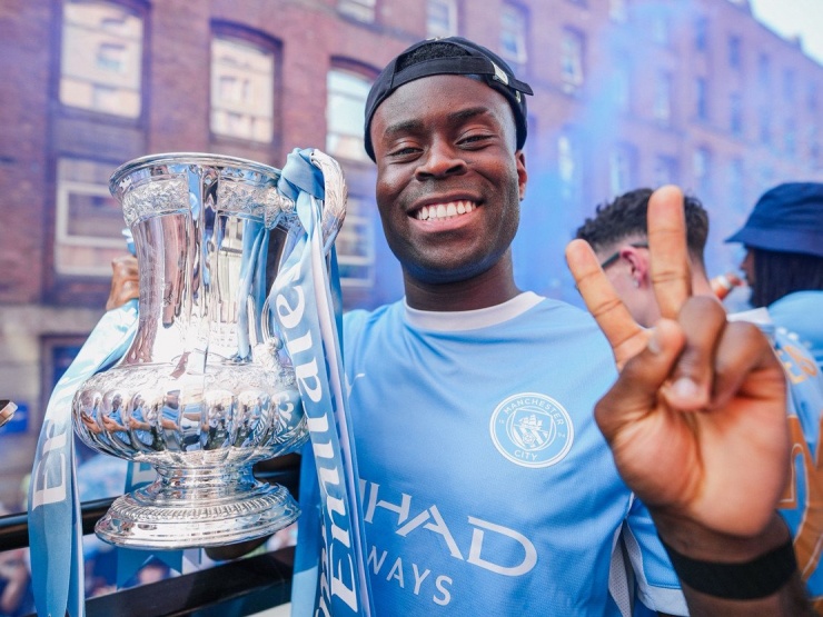 Pep Guardiola cực phấn khích trong lễ diễu hành của Man City - 6