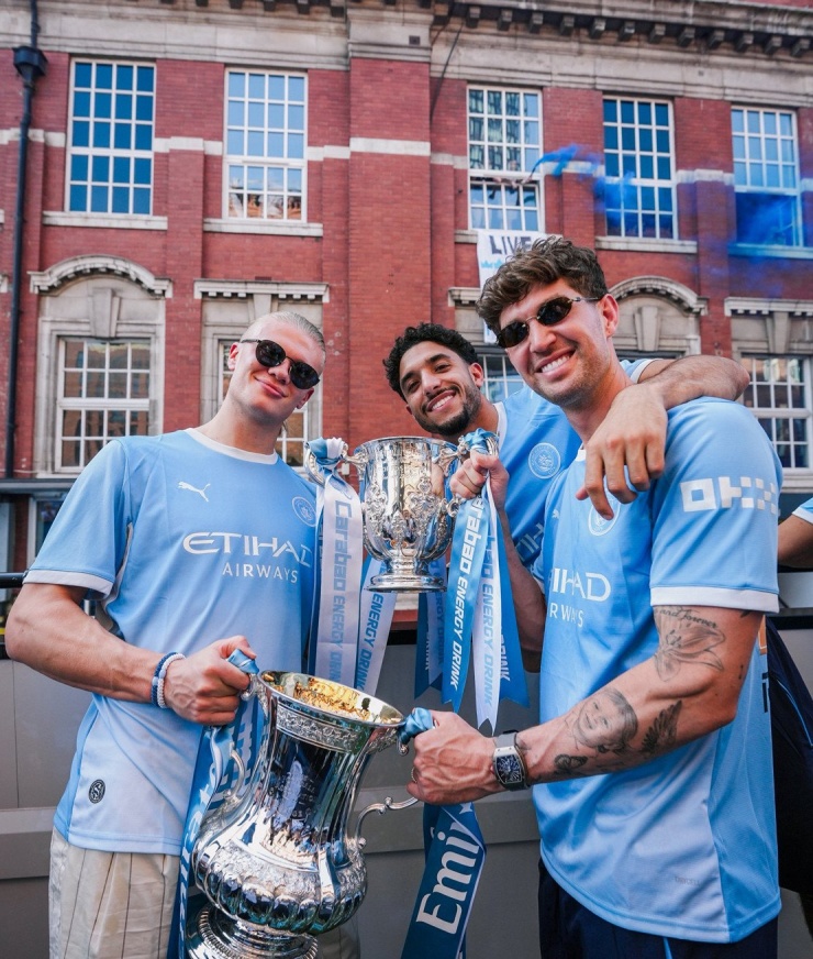 Pep Guardiola cực phấn khích trong lễ diễu hành của Man City - 8