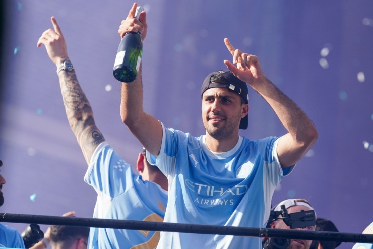 Pep Guardiola cực phấn khích trong lễ diễu hành của Man City - 7