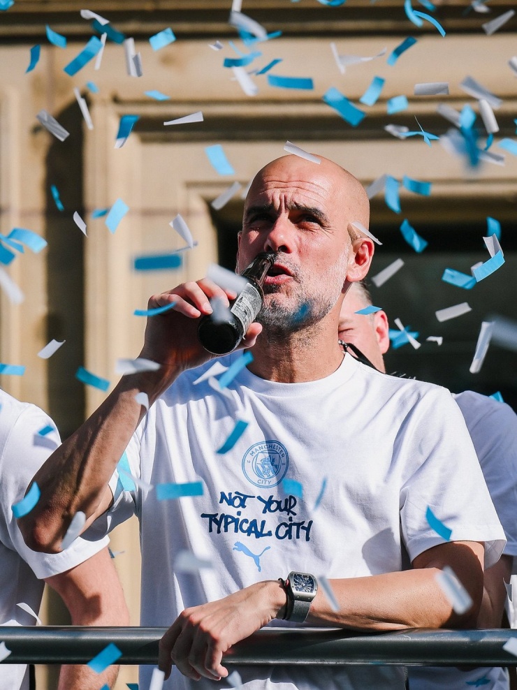 Pep Guardiola cực phấn khích trong lễ diễu hành của Man City - 9