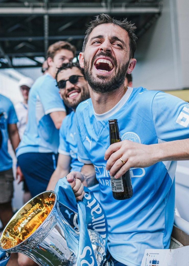 Pep Guardiola cực phấn khích trong lễ diễu hành của Man City - 11