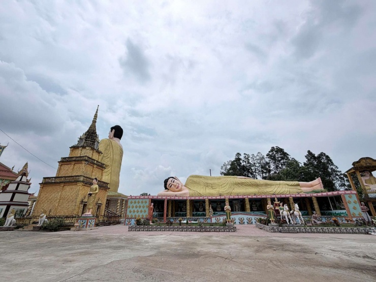 Trong khuôn viên chùa Serey Meang Kol Sa Kor (chùa Vĩnh Thành) còn có tượng Phật nằm với chiều dài 25m, mang dáng vẻ an nhiên tự tại, gợi cảm giác thanh thản, giải thoát cho bất kỳ ai bước chân đến cửa thiền.