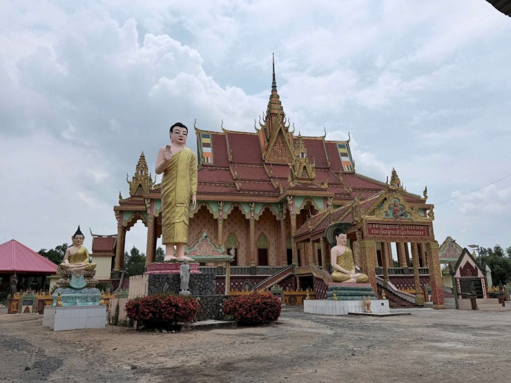 Tượng Phật đứng cao 10m vươn mình giữa trời cao, biểu trưng cho trí tuệ và sự giác ngộ luôn hiện hữu trong đời sống con người.
